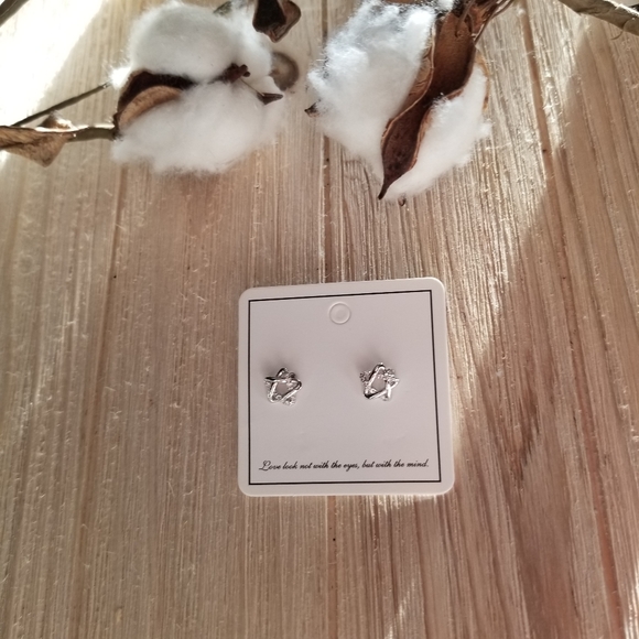 ⭐⭐Beautiful dainty Sterling Silver star studs⭐⭐ - Picture 7 of 7